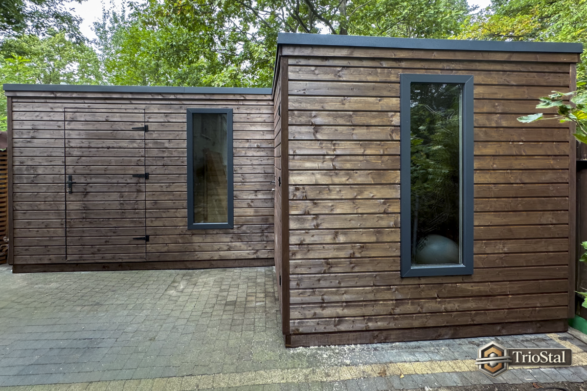 Domek ogrodowy BoxHouse w Warszawie – drewniana elewacja, grafitowe okna i drzwi