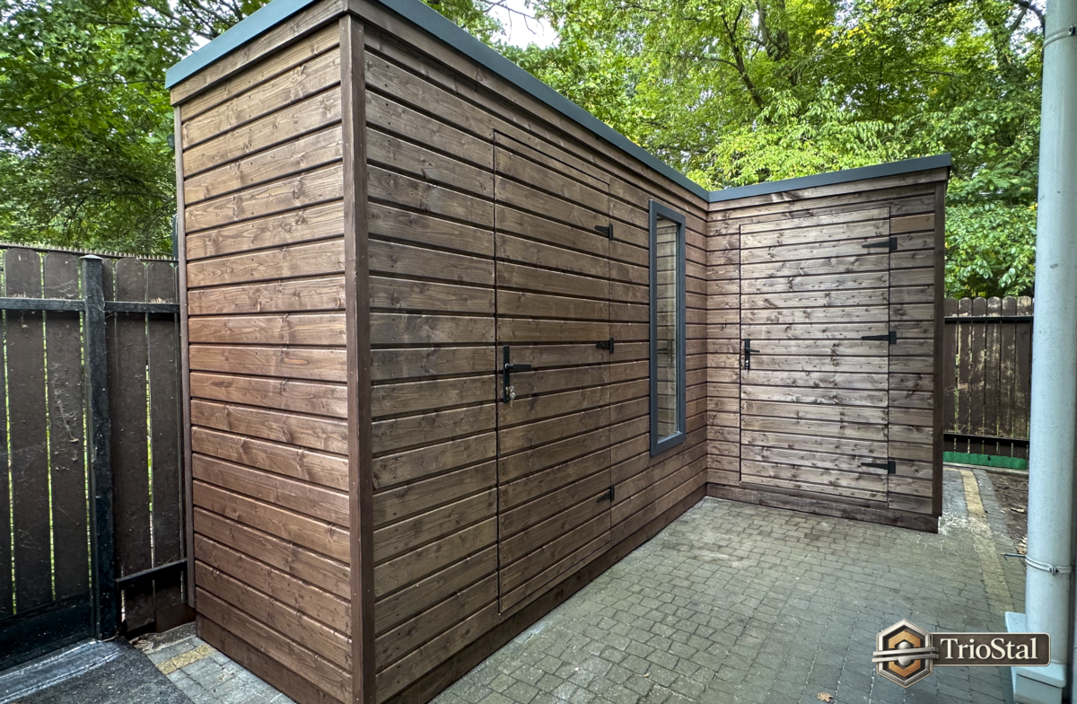 Domek ogrodowy BoxHouse w kształcie litery L z drewnianą elewacją – Warszawa
