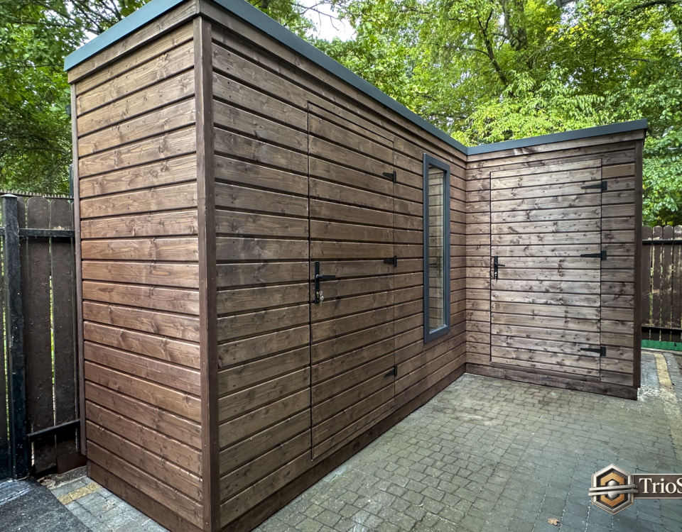 Domek ogrodowy BoxHouse w kształcie litery L z drewnianą elewacją – Warszawa